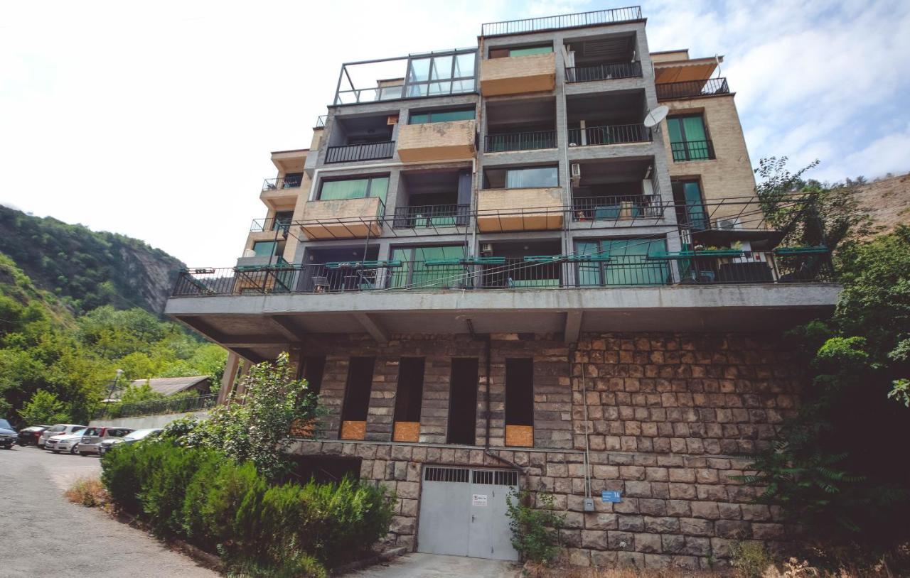 Apartamento Under The Mountain Tiflis Exterior foto