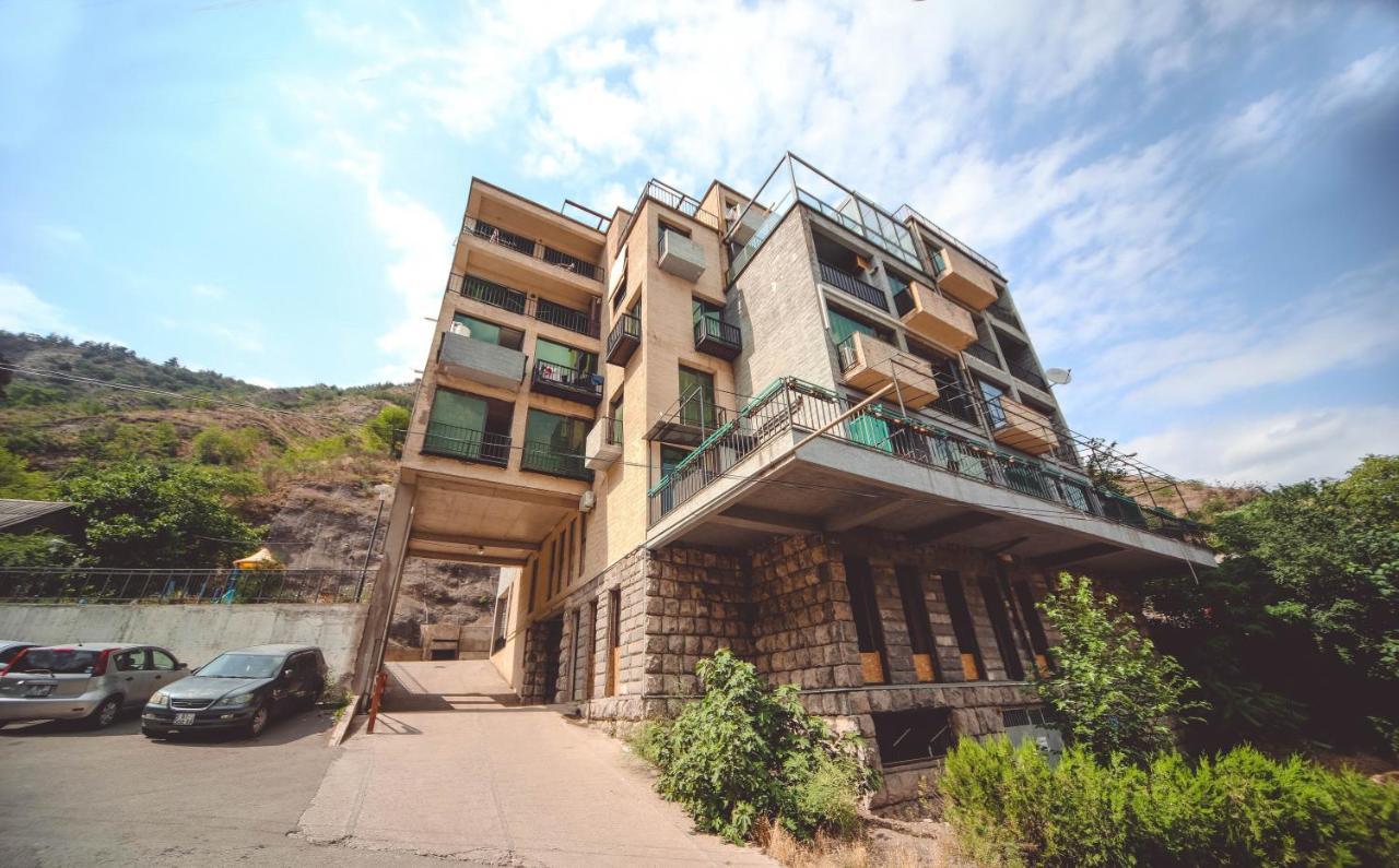 Apartamento Under The Mountain Tiflis Exterior foto